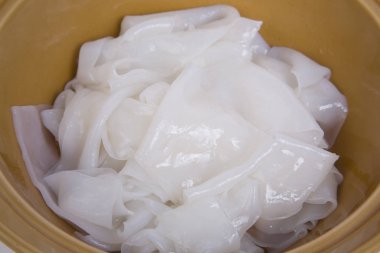 Beyaz arka plan üzerinde geniş düz pirinç erişte veya Düz pirinç erişte