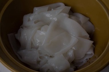 Beyaz arka plan üzerinde geniş düz pirinç erişte veya Düz pirinç erişte