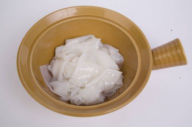 Beyaz arka plan üzerinde geniş düz pirinç erişte veya Düz pirinç erişte