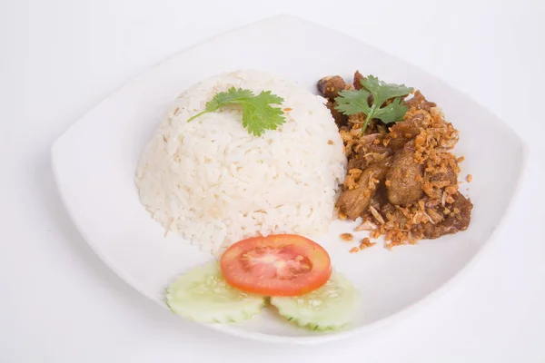 Nasi dengan ayam goreng dengan bawang putih dan lada hitam. fo closeup — Stok Foto