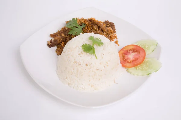 Nasi dengan ayam goreng dengan bawang putih dan lada hitam. fo closeup — Stok Foto