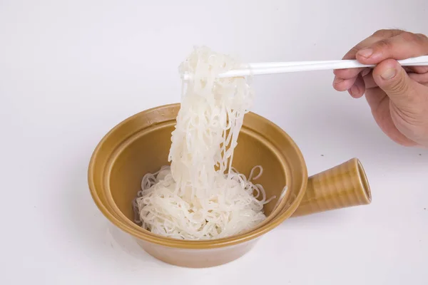 Fideos Arroz Bol Marrón Sobre Fondo Blanco — Foto de Stock