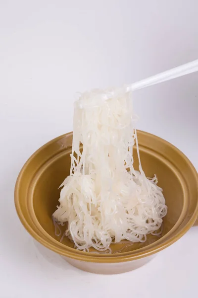 Fideos Arroz Bol Marrón Sobre Fondo Blanco — Foto de Stock