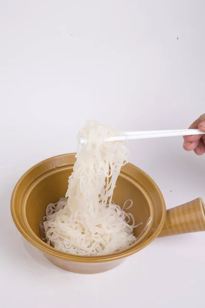 Fideos Arroz Bol Marrón Sobre Fondo Blanco — Foto de Stock