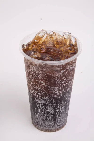 Cola Avec Glace Dans Tasse Emporter Isolé Sur Fond Blanc — Photo