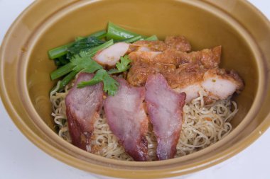 Kavrulmuş domuz eti ve kızarmış tavuk ile kurutulmuş yumurta erişte.