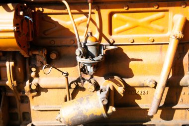 Modern Orange traktörünün detayları yakından,