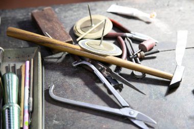 Gümüş eşya yapmak için kullanılan ekipmanlar