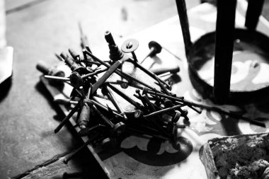 Gümüş eşya yapmak için kullanılan ekipmanlar