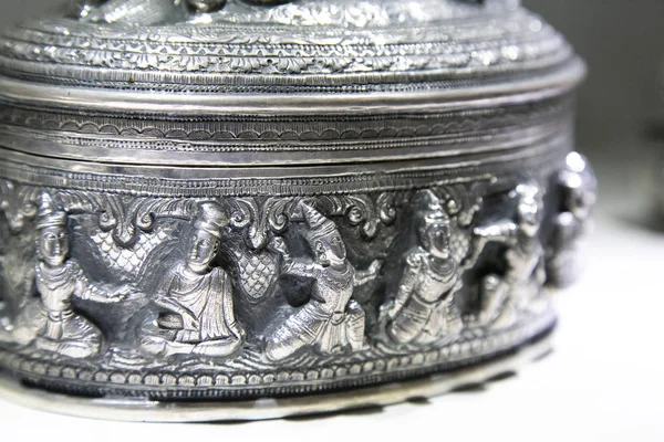 Tay tarzı kutu gümüş oyma sanatı