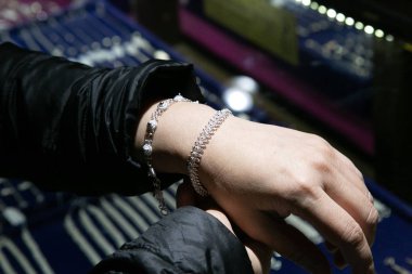 Kadın bileklüks gümüş bilezik.