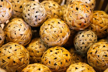 Tayland'da sporda kullanılan rattan yapılmış rattan topları veya Takraw topları