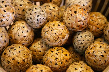 Tayland'da sporda kullanılan rattan yapılmış rattan topları veya Takraw topları