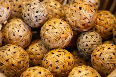 Tayland'da sporda kullanılan rattan yapılmış rattan topları veya Takraw topları