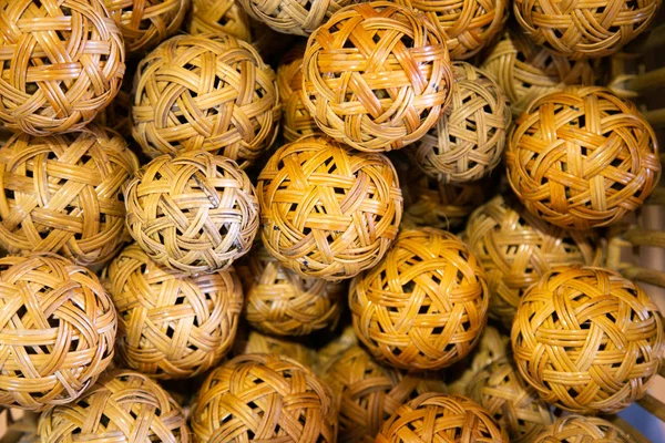 Tayland'da sporda kullanılan rattan yapılmış rattan topları veya Takraw topları