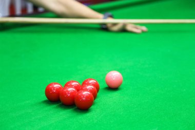 Bilardo topu Yeşil bilardo masasında.