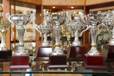 dükkanda şampiyon için kupa.