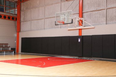 Boş kapalı mahkeme üzerinde basketbol çember.