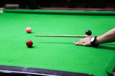 Bilardo topu Yeşil bilardo masasında.