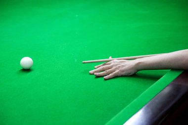 Bilardo topu Yeşil bilardo masasında.