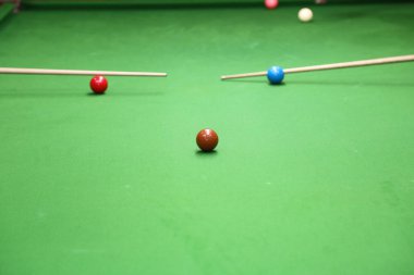 Bilardo topu Yeşil bilardo masasında.