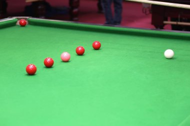 Bilardo topu Yeşil bilardo masasında.