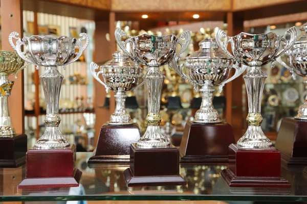 dükkanda şampiyon için kupa.