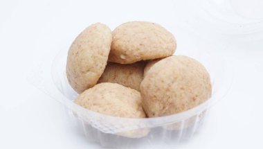 Beyaz arka planda Sütlü Donut .