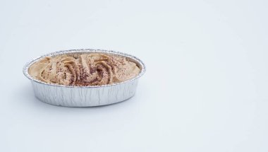 Beyaz arka planda Kabarık Mocha Kremalı Kek