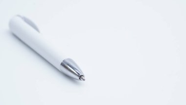 Beyaz arka planda izole edilmiş beyaz ve gümüş renkli tükenmez kalem.