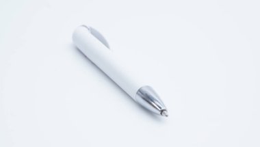 Beyaz arka planda izole edilmiş beyaz ve gümüş renkli tükenmez kalem.