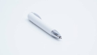 Beyaz arka planda izole edilmiş beyaz ve gümüş renkli tükenmez kalem.