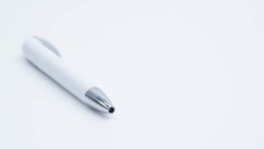 Beyaz arka planda izole edilmiş beyaz ve gümüş renkli tükenmez kalem.