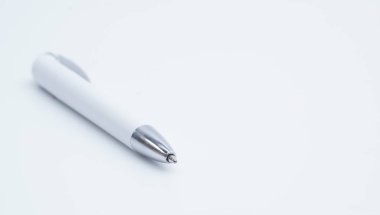 Beyaz arka planda izole edilmiş beyaz ve gümüş renkli tükenmez kalem.