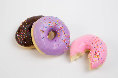 Çörek. Tatlı krema şeker yiyecek. Tatlı renkli aperatif. Sırlı sprinkles. Lezzetli pasta kahvaltı tedavi. Ekmek pasta. Halka buzlanma ile. Sağlıksız yuvarlak pişmiş.