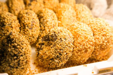 Üzerine şeker serpin ve krema ile fırından taze halka halka.