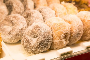 Üzerine şeker serpin ve krema ile fırından taze halka halka.