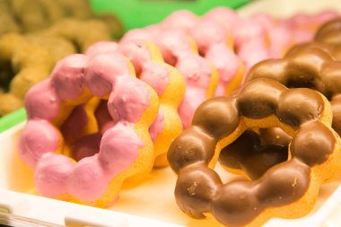 Üzerine şeker serpin ve krema ile fırından taze halka halka.