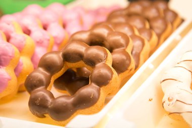 Üzerine şeker serpin ve krema ile fırından taze halka halka.