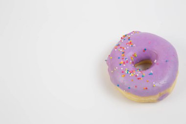 Üzerine şeker serpin ve krema ile fırından taze halka halka