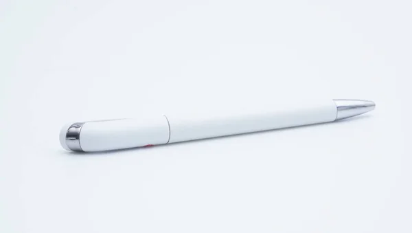 Beyaz Arka Planda Izole Edilmiş Beyaz Gümüş Renkli Tükenmez Kalem — Stok fotoğraf