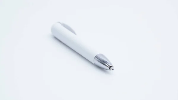 Weiße Und Silberne Farbe Kugelschreiber Isoliert Auf Weißem Hintergrund — Stockfoto