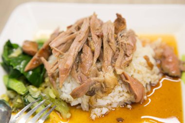 Pirinç (Tay adı Kao Ka Moo) üzerinde Stewed domuz bacağı. Tay sokak yemeği menüsü. (Seçici odak)