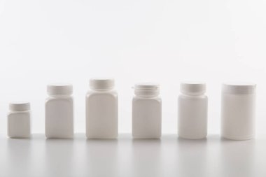 Beyaz ilaç gölge izole şişe kırpma yol-fotoğraf