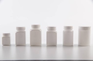 Beyaz ilaç gölge izole şişe kırpma yol-fotoğraf