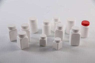 Beyaz ilaç gölge izole şişe kırpma yol-fotoğraf