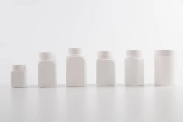 Medicin Vit Piller Flaska Isolerad Utan Skuggklippning Väg Fotografi — Stockfoto