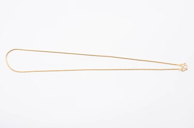 Beyaz arkaplanda izole edilmiş altın zincir kolye.