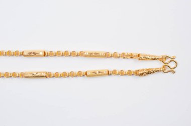 Beyaz arkaplanda izole edilmiş altın zincir kolye.