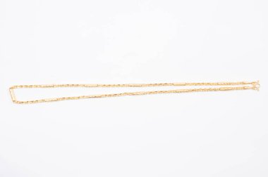 Beyaz arkaplanda izole edilmiş altın zincir kolye.